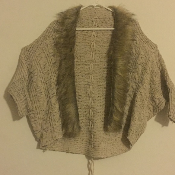 Fun sweater with faux fur collar. - Picture 1 of 3